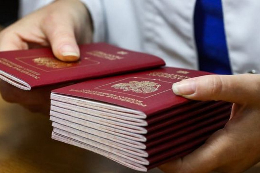 RUSSIANS OCCUPIERS ISSUE PASSPORTS AND PLATE NUMBERS IN MELITOPOL BY BLACKMAIL