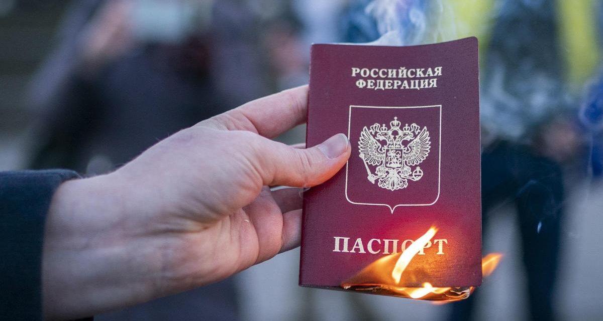 Росія не визнає свої паспорти, які роздає в Україні